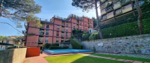 a building with a blue bench in front of a wall at Casa Alexandra in Rapallo