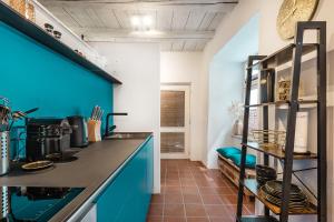 a kitchen with blue cabinets and a blue wall at Goldliebe in Konstanz