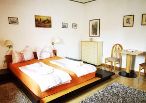 une chambre avec un lit avec des draps blancs et un bureau dans l'établissement Casa Rustica con giardino, à Caprino Veronese