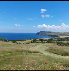 - Vistas al océano desde un campo de golf en Hunley Golf Club en Saltburn-by-the-Sea