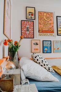 ein Schlafzimmer mit einem Bett und einer Blumenvase in der Unterkunft sleepArt room for 1 in Celle + 1 Foto