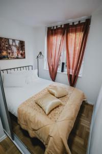 uma cama com duas almofadas num quarto em Apartman Daris 2 em Sarajevo
