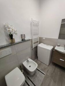 bagno bianco con servizi igienici e lavandino di Appartamento New: Lingotto a Torino