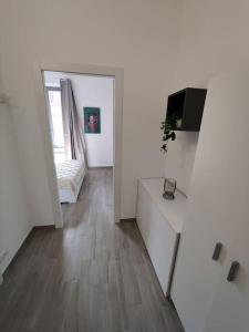 ein Wohnzimmer mit einem TV und einer weißen Wand in der Unterkunft Appartamento New: Lingotto in Turin