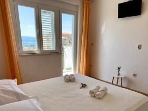 1 dormitorio con toallas en una cama con ventana en Apartment in Duce with sea view, balcony, air conditioning, WiFi 4174-10, en Duće