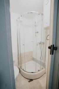 um chuveiro na casa de banho com WC em Apartman Daris 2 em Sarajevo