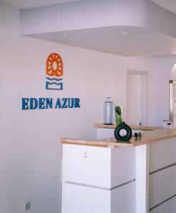 une cuisine avec un comptoir et un panneau mural dans l'établissement Eden Azur, au Golfe-Juan