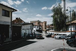 una calle de la ciudad con coches aparcados en un estacionamiento en Apartman Daris 2 en Sarajevo