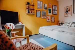 Camera con letto e scrivania con TV di sleepArt room for 2 a Celle