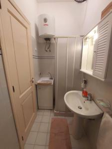 ein kleines Bad mit einem Waschbecken und einem WC in der Unterkunft Casa Marina Taormina in Taormina
