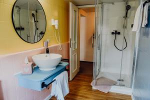 ein Badezimmer mit Waschbecken und Dusche in der Unterkunft sleepArt room for 2 in Celle