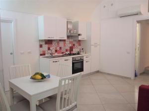 kuchnia ze stołem i miską owoców w obiekcie Casa dei Gemelli w mieście Minori +23 zdjęcia