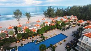 邦涛海滩Mövenpick Resort Bangtao Beach Phuket的享有度假村和海滩的空中景致