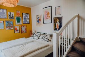 Bett in einem Zimmer mit Bildern an der Wand in der Unterkunft sleepArt room for 2 in Celle