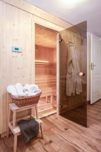 - Baño con ducha a ras de suelo y cesta en Spacious 3 Bedroom Family Oasis with Sauna, 20 min from Warsaw, en Piaseczno