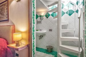 ピエンツァにあるRenaissance Apartmentの小さなバスルーム(洗面台、トイレ付)