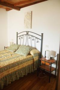 um quarto com uma cama e uma mesa com um candeeiro em Casa da Castañuela em Muros