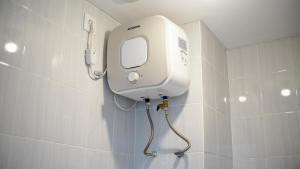 bagno con asciugacapelli a parete di My Rooms at Paskal Hyper Square a Bandung