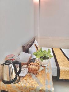 - Mesa con hervidor de agua y cestas en la cama en NAMA HOTEL - Ninh Kieu Center, en Can Tho