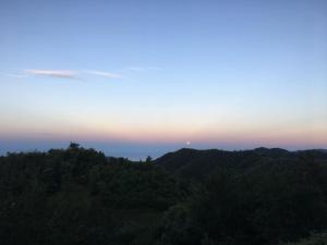 een uitzicht op de zonsondergang boven de bergen bij Affittacamere Bocca d'Orso in Altare
