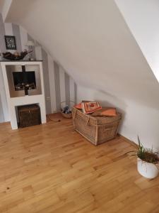 sala de estar con suelo de madera y chimenea en Ferienwohnung Anita, en Wolpertshausen