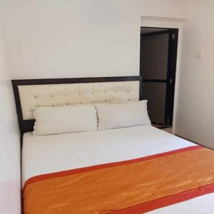 Postel nebo postele na pokoji v ubytování Hotel Borivali Executive - Near Borivali Railway Station