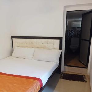 Postel nebo postele na pokoji v ubytování Hotel Borivali Executive - Near Borivali Railway Station