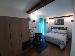 una camera con un letto e uno sgabello di Piso céntrico con encanto a Santander