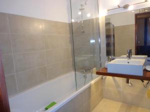 a bathroom with a sink and a shower at Vivenda com jardim no campo a 350 do Mar in Vila Nova de Milfontes +31 photos