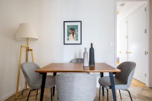 Un comedor con mesa y sillas de madera. en Sutton Place 2BR w Gym Pool DM nr Central Pk NYC-464, en Nueva York