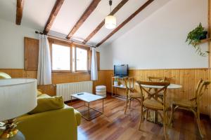salon z kanapą i stołem w obiekcie Oriente Suites w Madrycie