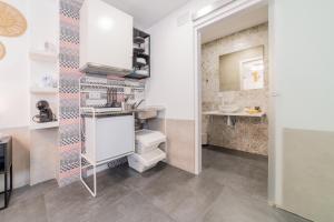 ein Bad mit einem Waschbecken und einem WC in einem Zimmer in der Unterkunft APtuValencia in Valencia