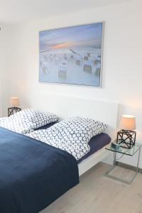 เตียงในห้องที่ App-Haus "Max & Moritz" - Whg 9 - nur wenige Schritte zum Strand und zum Einkaufen