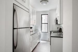 Een keuken of kitchenette bij Midtown 2br w doorman wd nr Central Park NYC-1144