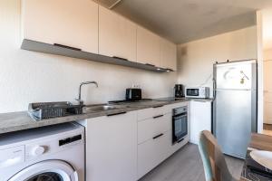 Kuchyňa alebo kuchynka v ubytovaní Kallistea - Appartement avec vue mer