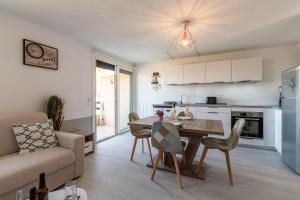 Kuchyňa alebo kuchynka v ubytovaní Kallistea - Appartement avec vue mer + 6 fotografií
