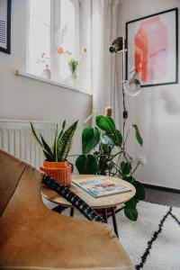 een woonkamer met een salontafel en planten bij sleepArt room for 3 in Celle