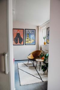 a living room with a chair and a table at sleepArt room for 3 in Celle
