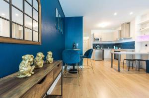 a living room with blue walls and a table and chairs at * Spa & Détente # Suite Privée # Tours # Netflix * in Tours