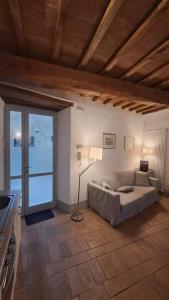 een woonkamer met een bank en een tafel bij Casa vacanze Iris in Todi