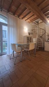 een keuken met een tafel en stoelen in een kamer bij Casa vacanze Iris in Todi
