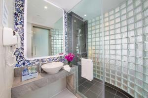 W łazience znajduje się umywalka i lustro. w obiekcie Holiday Inn Express Mianyang High-Tech Zone, an IHG Hotel w Mianyang