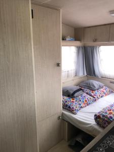 1 dormitorio con 2 camas en una habitación pequeña en PRZYCZEPA CAMPINGOWA Ogrzewana !!temperatura 17lub 18stopni ZAKOPANE en Zakopane