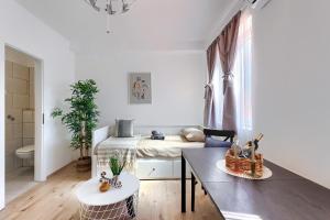 1 dormitorio con 1 cama y 1 mesa en una habitación en Hostel Monte Zaro, en Pula