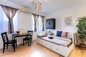 um quarto com uma cama e uma mesa com uma sala de jantar em Hostel Monte Zaro em Pula
