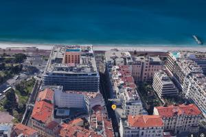 una vista aérea de una ciudad con edificios y la playa en Haliviera - Golden Square, 1min from beach, en Niza