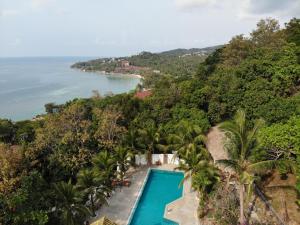 an aerial view of a swimming pool and the ocean at Tantawan sea view residence 山海居 in Salad Beach