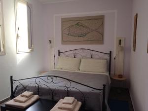 um quarto com uma cama com duas toalhas em La casa di Aneupe em Siracusa