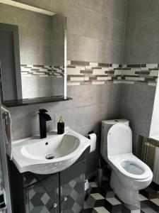 Koupelna v ubytování CAN appart spacieux avec grand jardin et terrasse 1 à 8 pers + 16 fotografií
