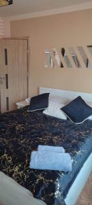 sypialnia z dużym łóżkiem z niebieskimi poduszkami w obiekcie Hostel Texas w mieście Suwałki